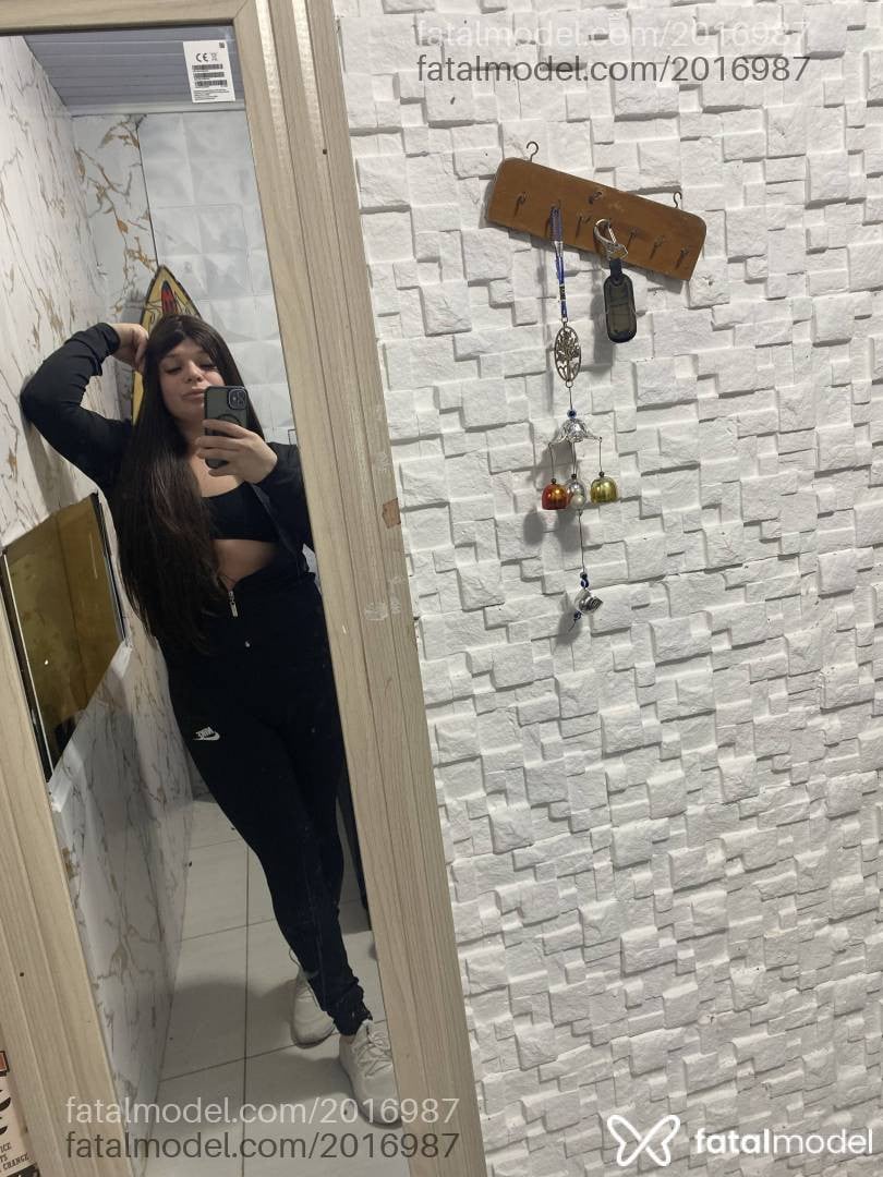 Acompanhante mulher trans com cabelo castanho de olhos mel em Porto Alegre - Manuellla Camargo