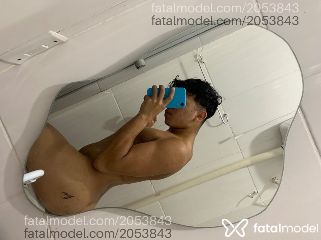 Acompanhante homem com cabelo castanho de olhos pretos - Henry Leyte