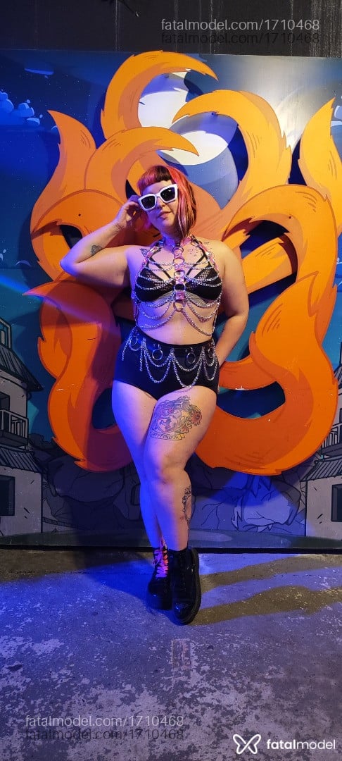 Acompanhante mulher com cabelo colorido de olhos azuis em São José dos Pinhais - Mel Mueller