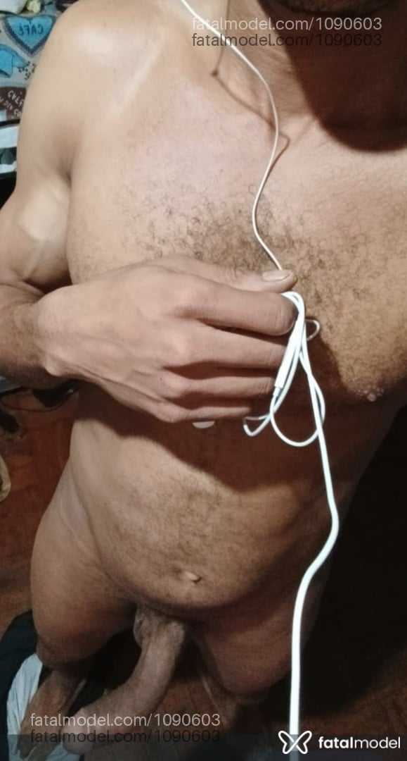 Acompanhante homem morena (o) de olhos castanhos - Berinjelagiant