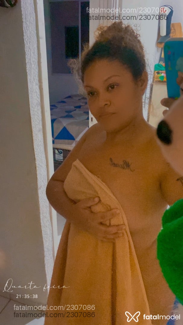 Acompanhante mulher loira (o) de olhos pretos - Eduarda