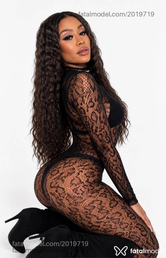 Acompanhante mulher morena (o) de olhos pretos - Luna Vellaris