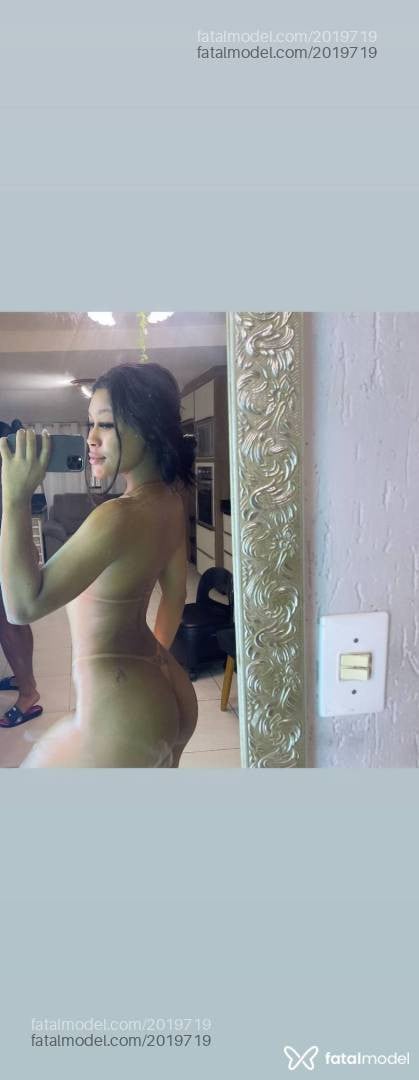 Acompanhante mulher morena (o) de olhos pretos - Luna Vellaris