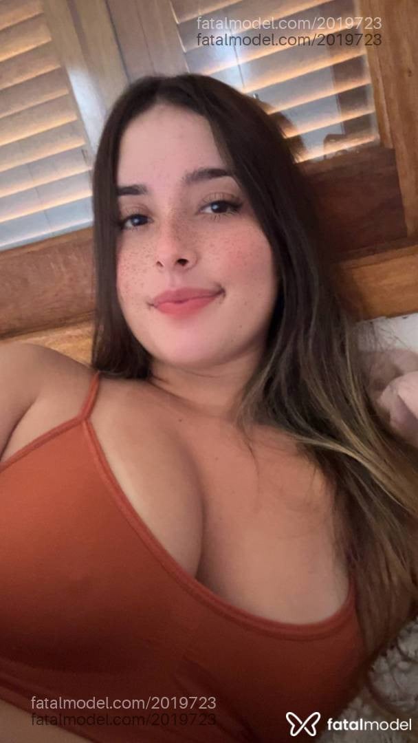 Acompanhante mulher loira (o) de olhos castanhos - Plamea
