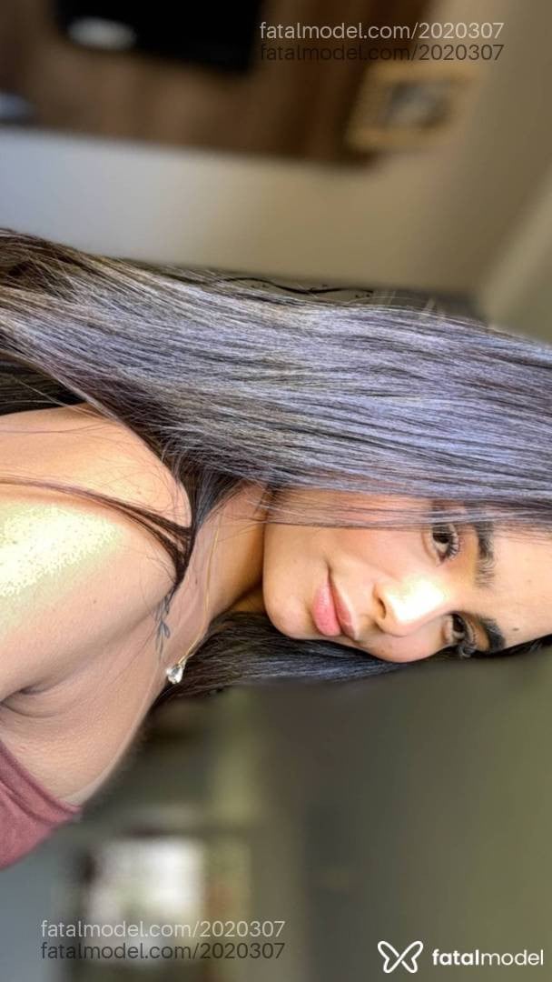 Acompanhante mulher com cabelo castanho de olhos castanhos - Larissa