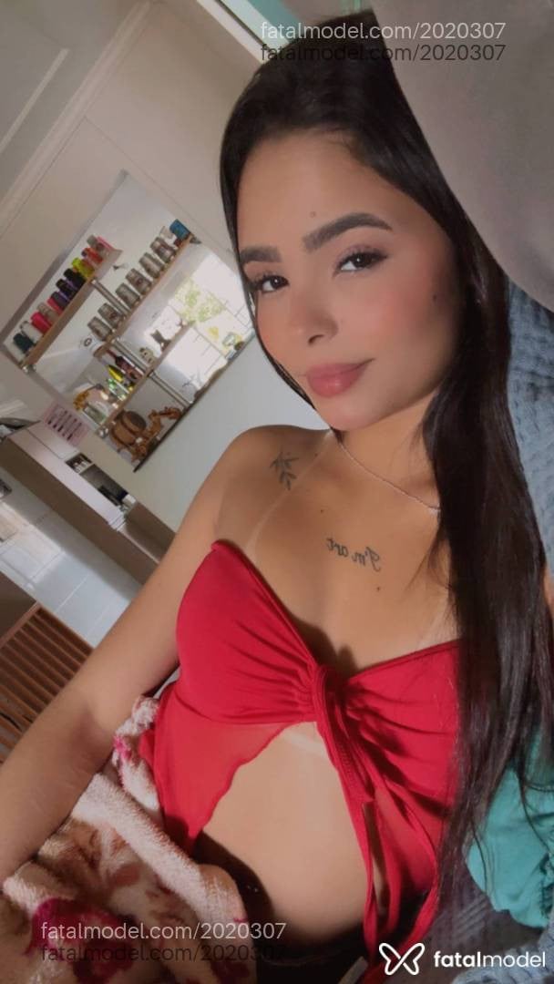 Acompanhante mulher com cabelo castanho de olhos castanhos - Larissa