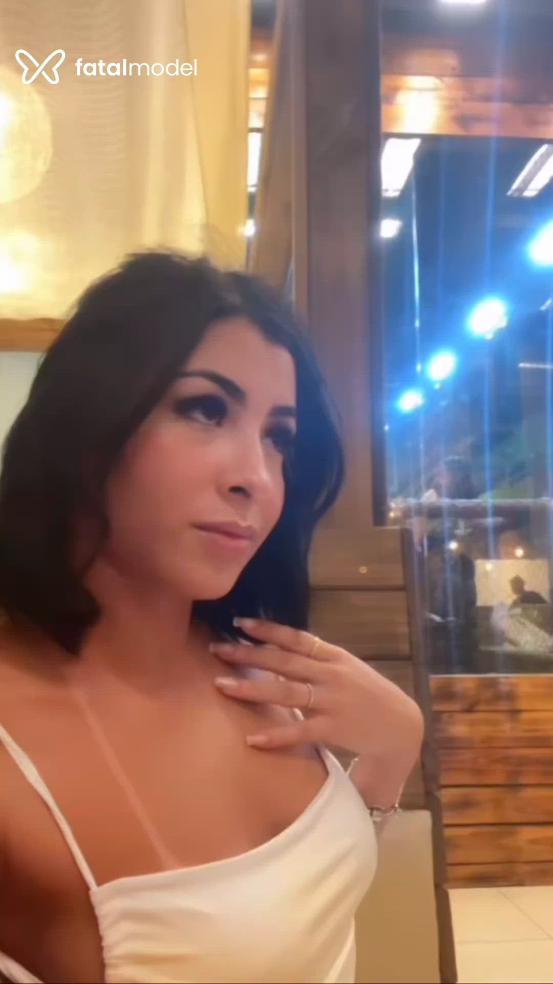 Acompanhante mulher morena (o) de olhos castanhos - Mel Acompanhante mulher morena (o) de olhos castanhos - Mel