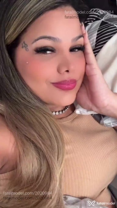 Acompanhante mulher com cabelo colorido de olhos castanhos em Rondonópolis - Monique Monroe