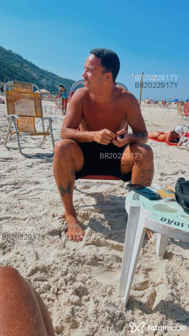 Acompanhante homem com cabelo castanho de olhos castanhos em Rio de Janeiro Acompanhante homem com cabelo castanho de olhos castanhos em Rio de Janeiro - Calica