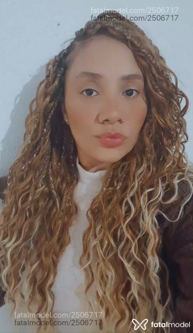 Acompanhante mulher loira (o) de olhos castanhos - Leila