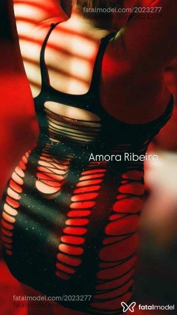 Acompanhante mulher com cabelo castanho de olhos pretos - Amora Ribeiro