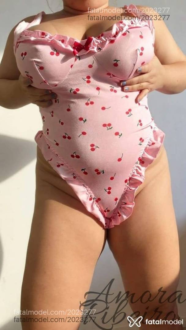 Acompanhante mulher com cabelo castanho de olhos pretos - Amora Ribeiro
