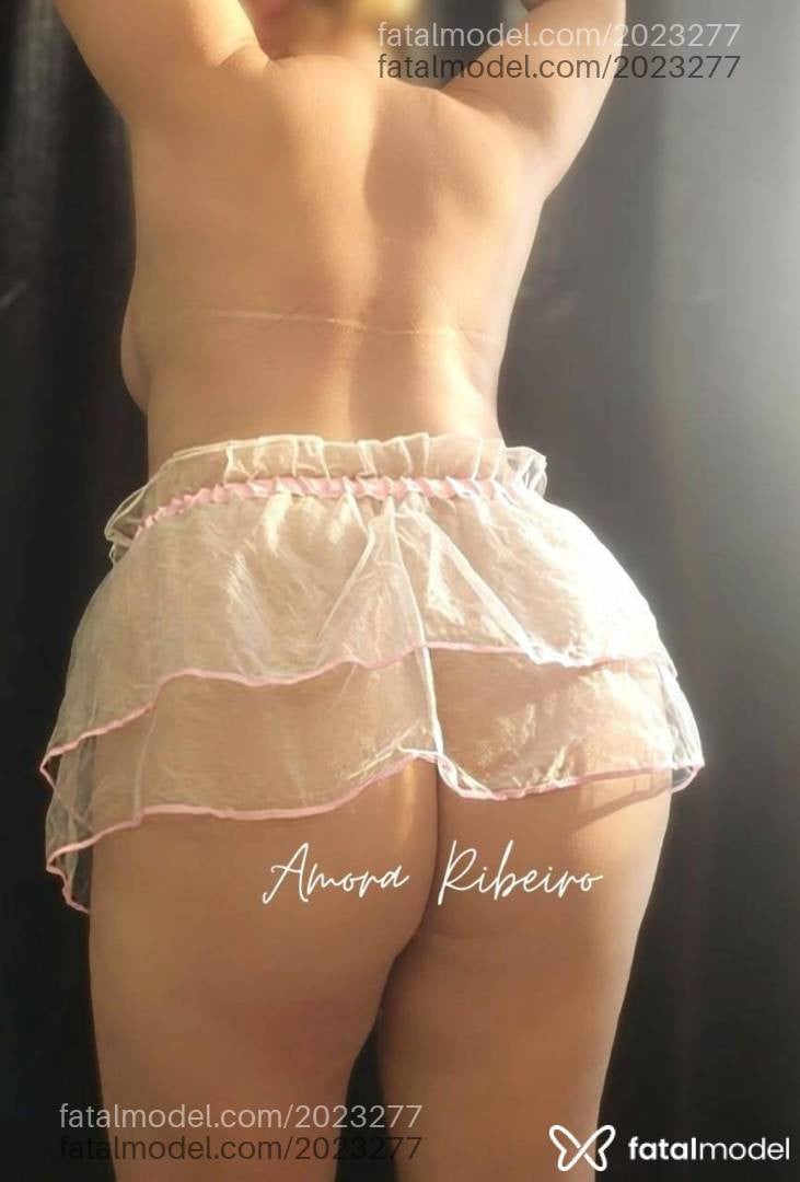 Acompanhante mulher com cabelo castanho de olhos pretos - Amora Ribeiro