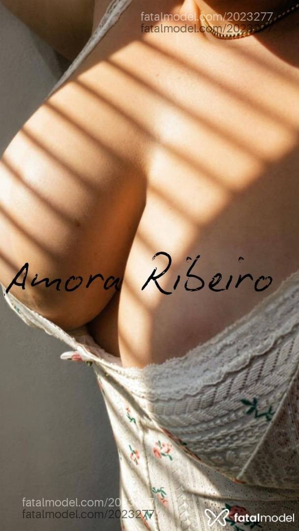Acompanhante mulher com cabelo castanho de olhos pretos - Amora Ribeiro
