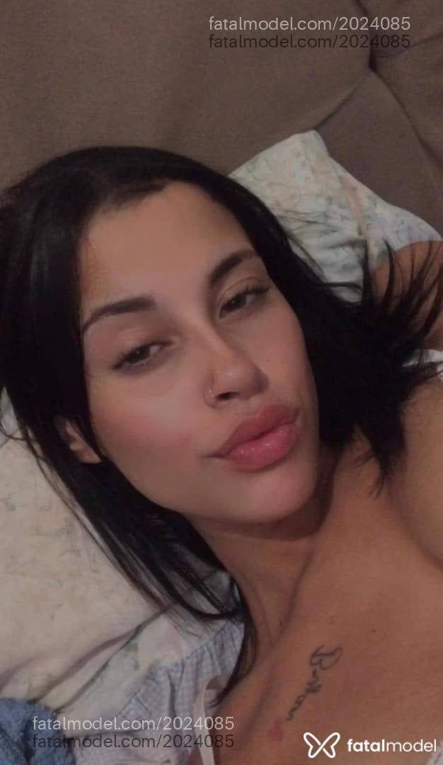 Acompanhante mulher com cabelo castanho de olhos mel - Giovana Barros Acompanhante mulher com cabelo castanho de olhos mel - Giovana Barros