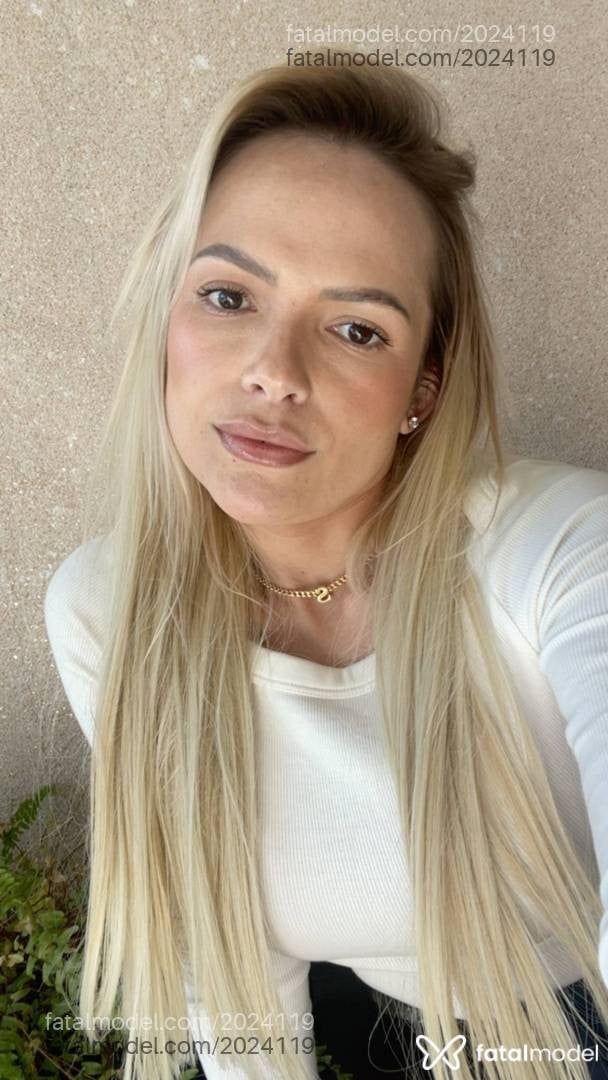Acompanhante mulher loira (o) de olhos castanhos - Anna