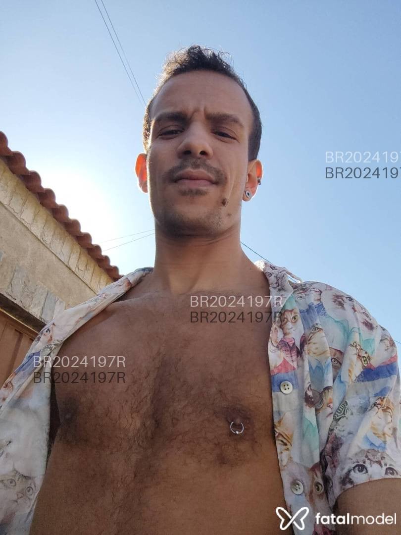 Acompanhante homem com cabelo castanho de olhos castanhos em Belo Horizonte Acompanhante homem com cabelo castanho de olhos castanhos em Belo Horizonte - Pesado