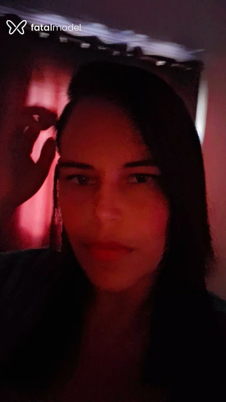 Acompanhante mulher morena (o) de olhos verdes - Lunar Acompanhante mulher morena (o) de olhos verdes - Lunar
