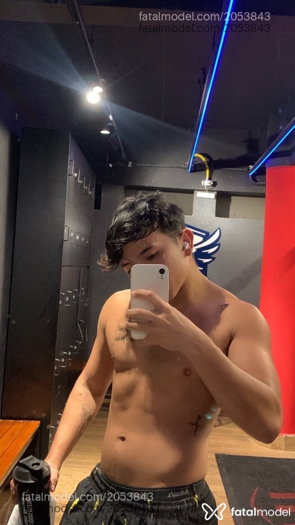 Acompanhante homem com cabelo castanho de olhos pretos - Henry Leyte