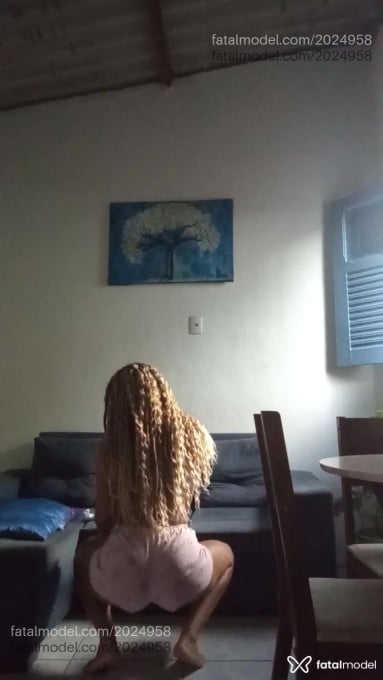 Acompanhante mulher com cabelo colorido de olhos pretos em Recife - Manuka