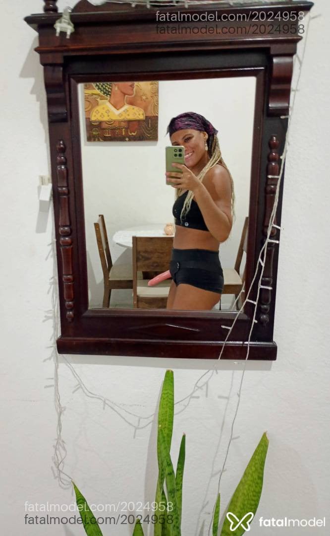 Acompanhante mulher com cabelo colorido de olhos pretos em Recife - Manuka