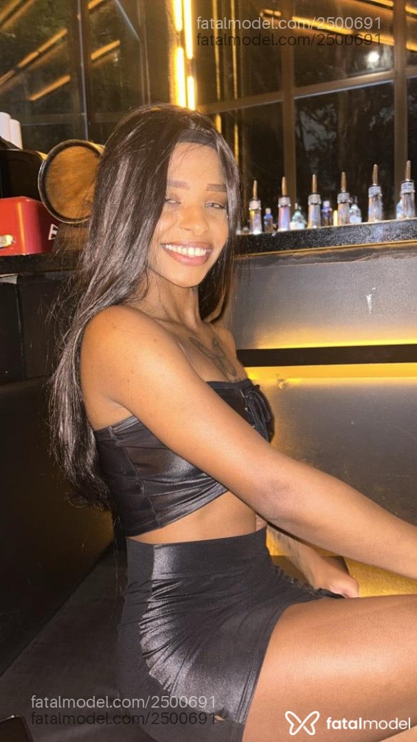 Acompanhante mulher com cabelo colorido de olhos pretos em Guaratuba Acompanhante mulher com cabelo colorido de olhos pretos em Guaratuba - Naylla