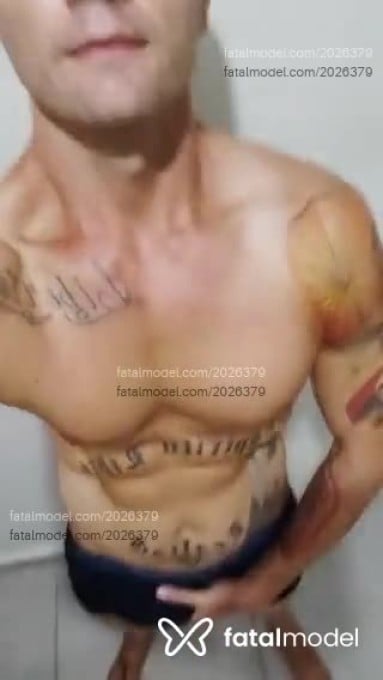 Acompanhante homem com cabelo castanho de olhos castanhos em Virtual - Giricotta