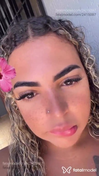 Acompanhante mulher trans loira (o) de olhos mel - Melissa Melony
