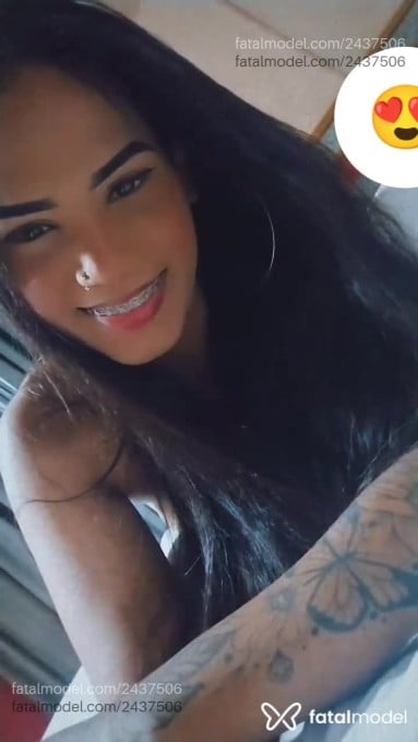 Acompanhante mulher trans com cabelo castanho de olhos castanhos - Crystal