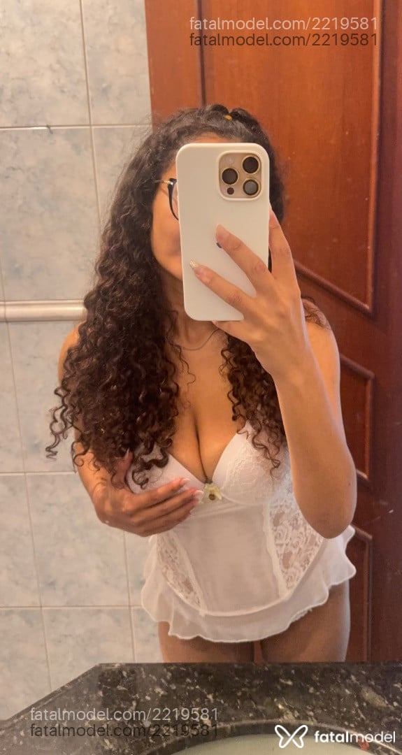 Acompanhante mulher morena (o) de olhos castanhos - Lauana Acompanhante mulher morena (o) de olhos castanhos - Lauana