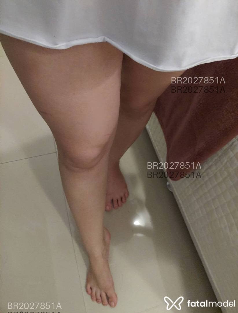 Acompanhante mulher com cabelo colorido de olhos castanhos - Tayná