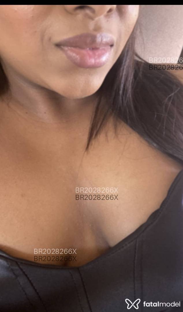 Acompanhante mulher com cabelo castanho de olhos castanhos em Virtual - Tatah