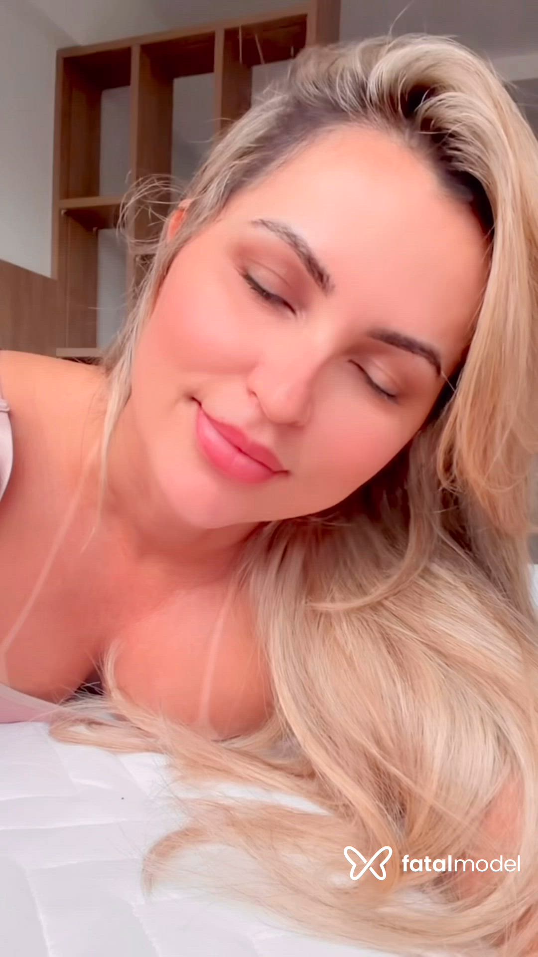 Acompanhante mulher loira (o) de olhos mel - Joana Brasão