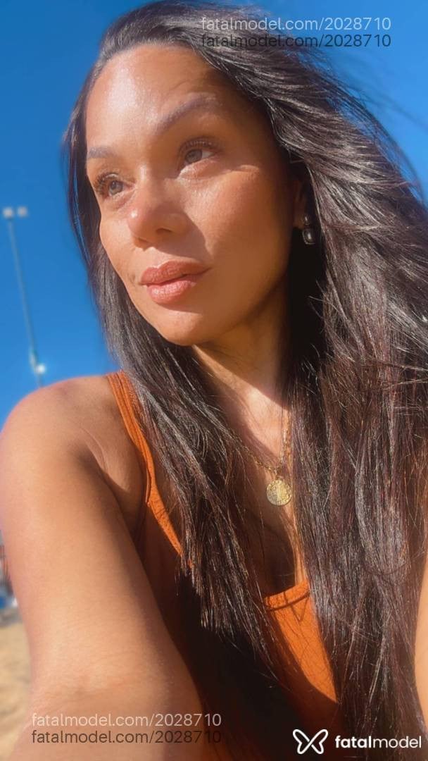 Acompanhante mulher morena (o) de olhos verdes - Elena Diaz