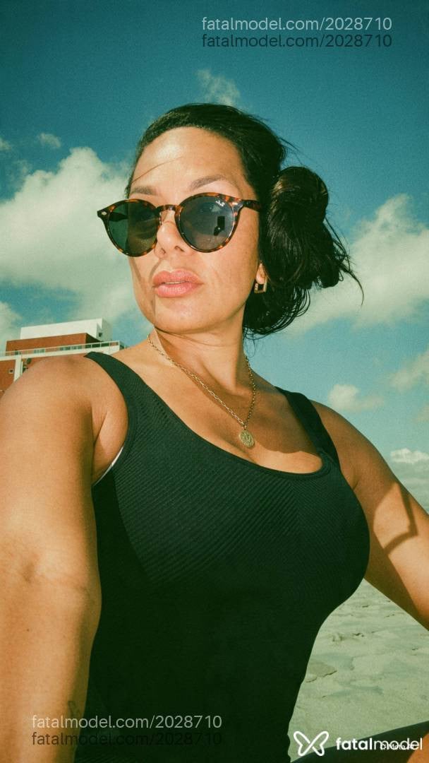 Acompanhante mulher morena (o) de olhos verdes - Elena Diaz