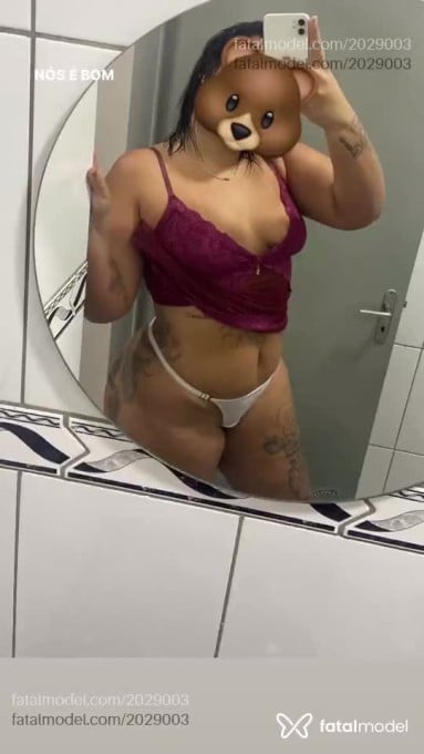 Acompanhante mulher com cabelo colorido de olhos castanhos em Campo Novo do Parecis Acompanhante mulher com cabelo colorido de olhos castanhos em Campo Novo do Parecis - Vitoria