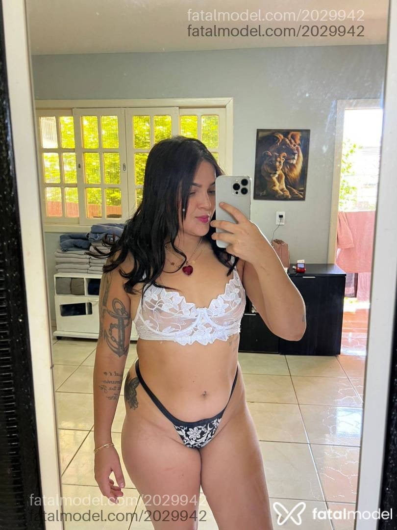 Acompanhante mulher morena (o) de olhos mel - Nicole Acompanhante mulher morena (o) de olhos mel - Nicole