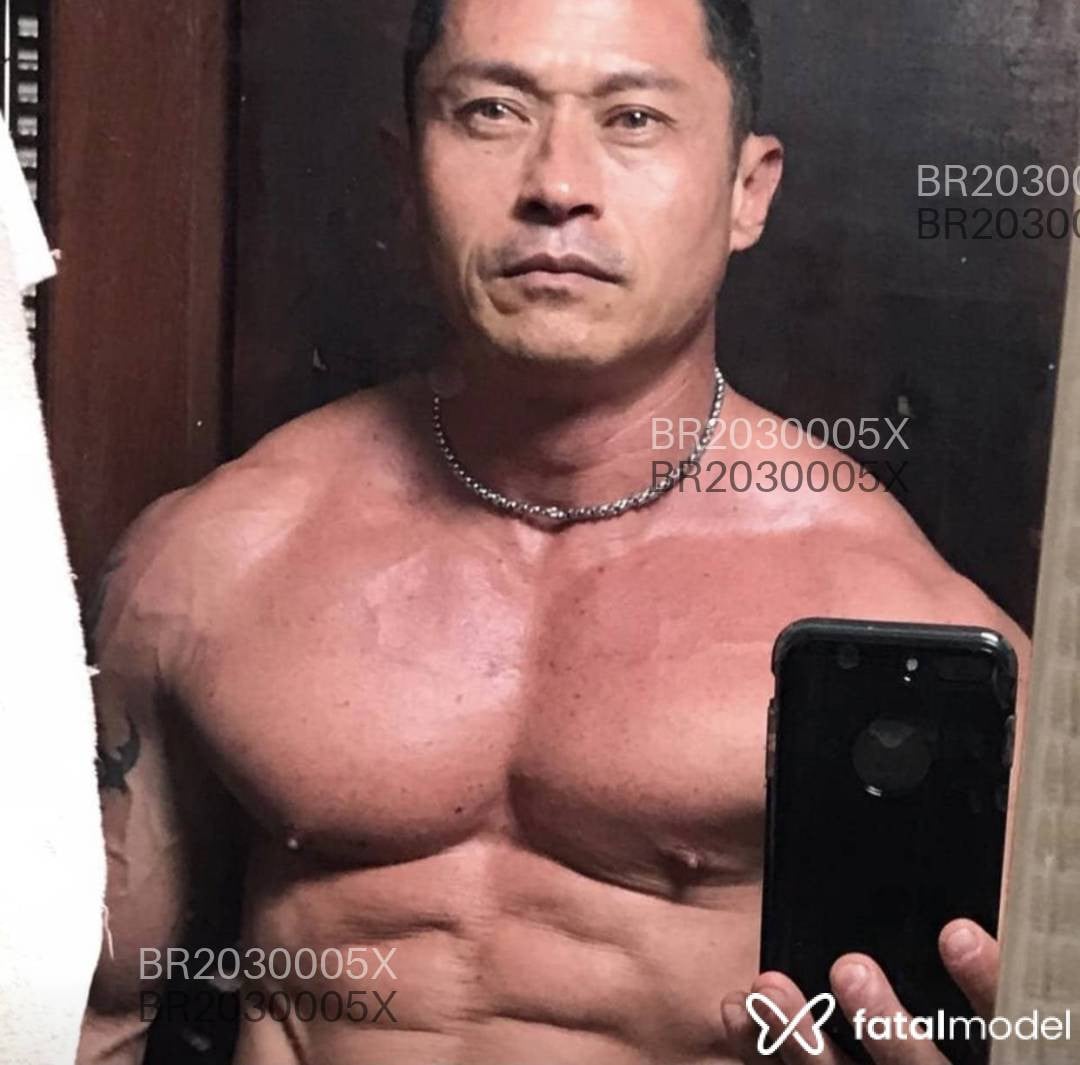 Acompanhante homem com cabelo grisalho de olhos verdes - Marcio Vitaliano
