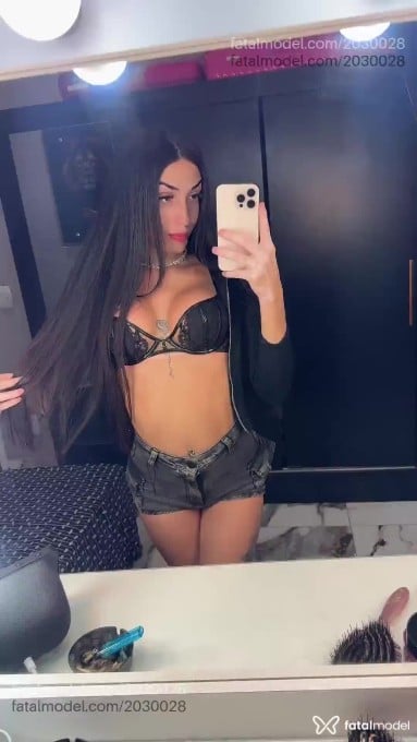 Acompanhante mulher trans com cabelo castanho de olhos castanhos - Agatha