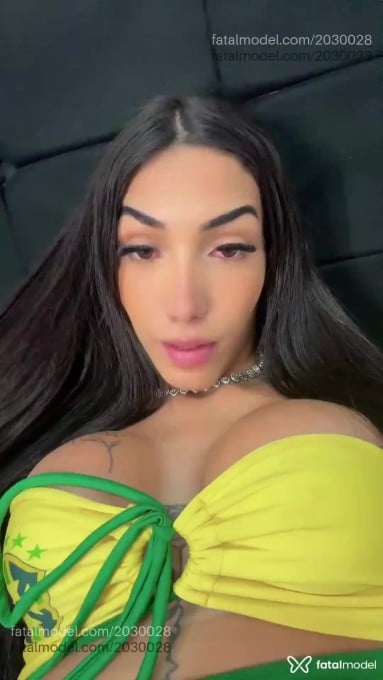 Acompanhante mulher trans com cabelo castanho de olhos castanhos - Agatha