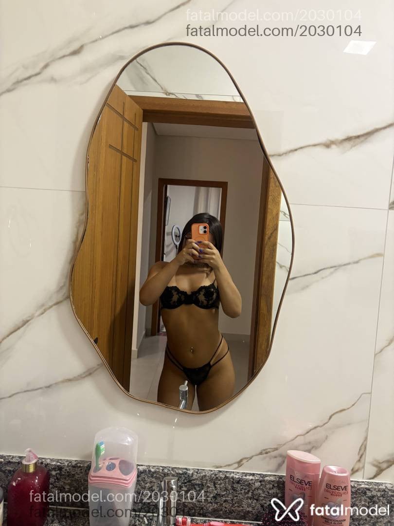 Acompanhante mulher morena (o) de olhos castanhos - Mia Abravanel