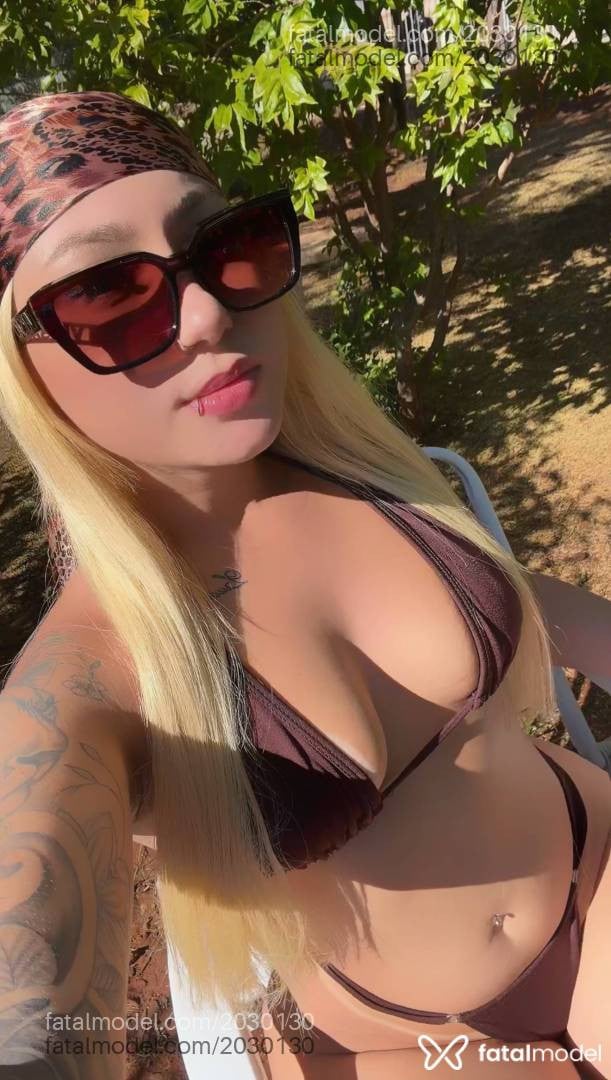 Acompanhante mulher loira (o) de olhos mel - Estefanny Castro