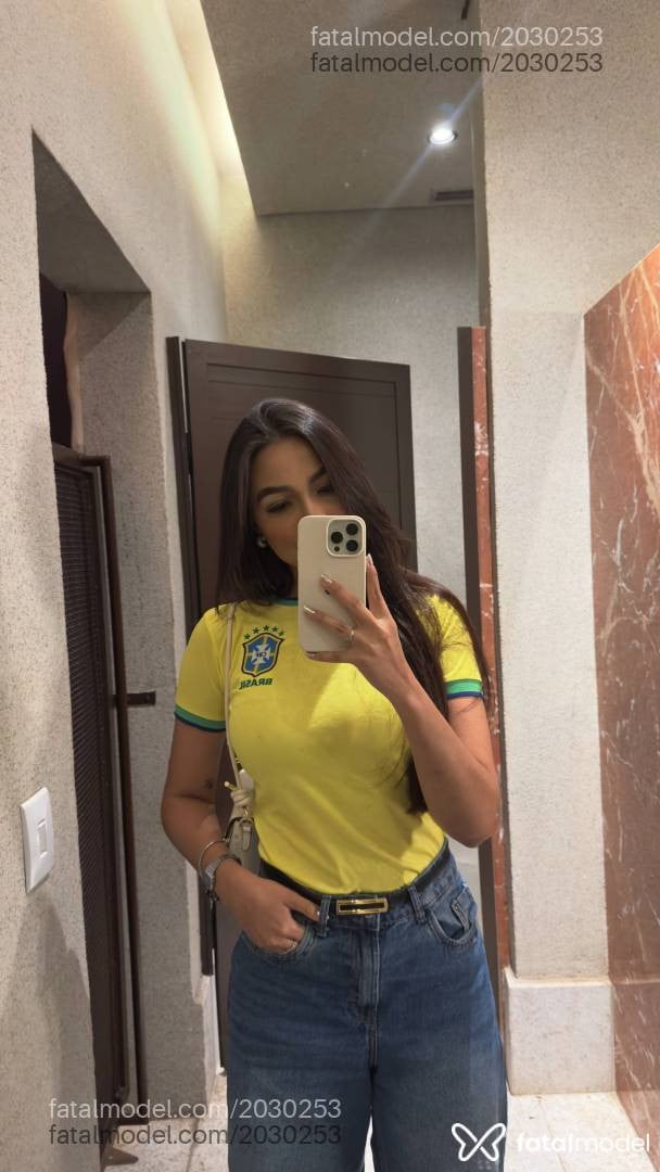 Acompanhante mulher com cabelo castanho de olhos castanhos em Uberlândia - Iza Scalzer
