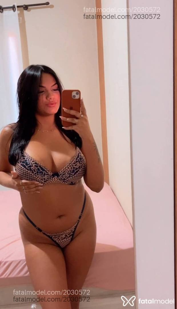 Acompanhante mulher morena (o) de olhos pretos - Melissa