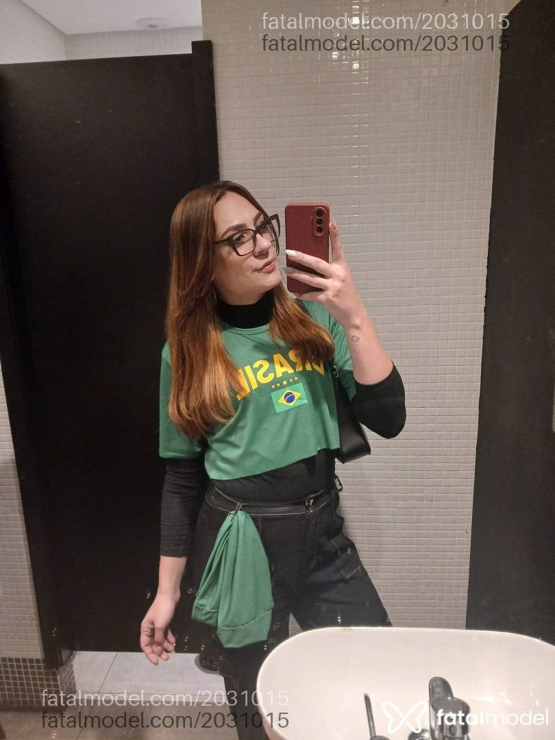 Acompanhante mulher trans com cabelo castanho de olhos verdes em Curitiba - Bruninha