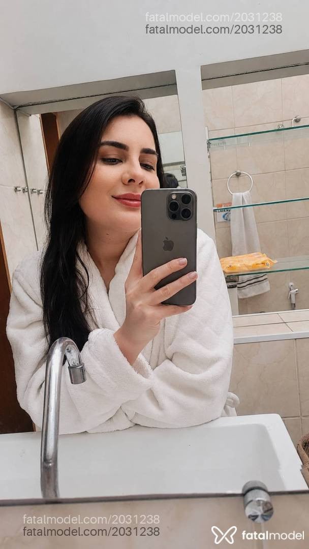 Acompanhante mulher com cabelo castanho de olhos castanhos - Anna Lívia