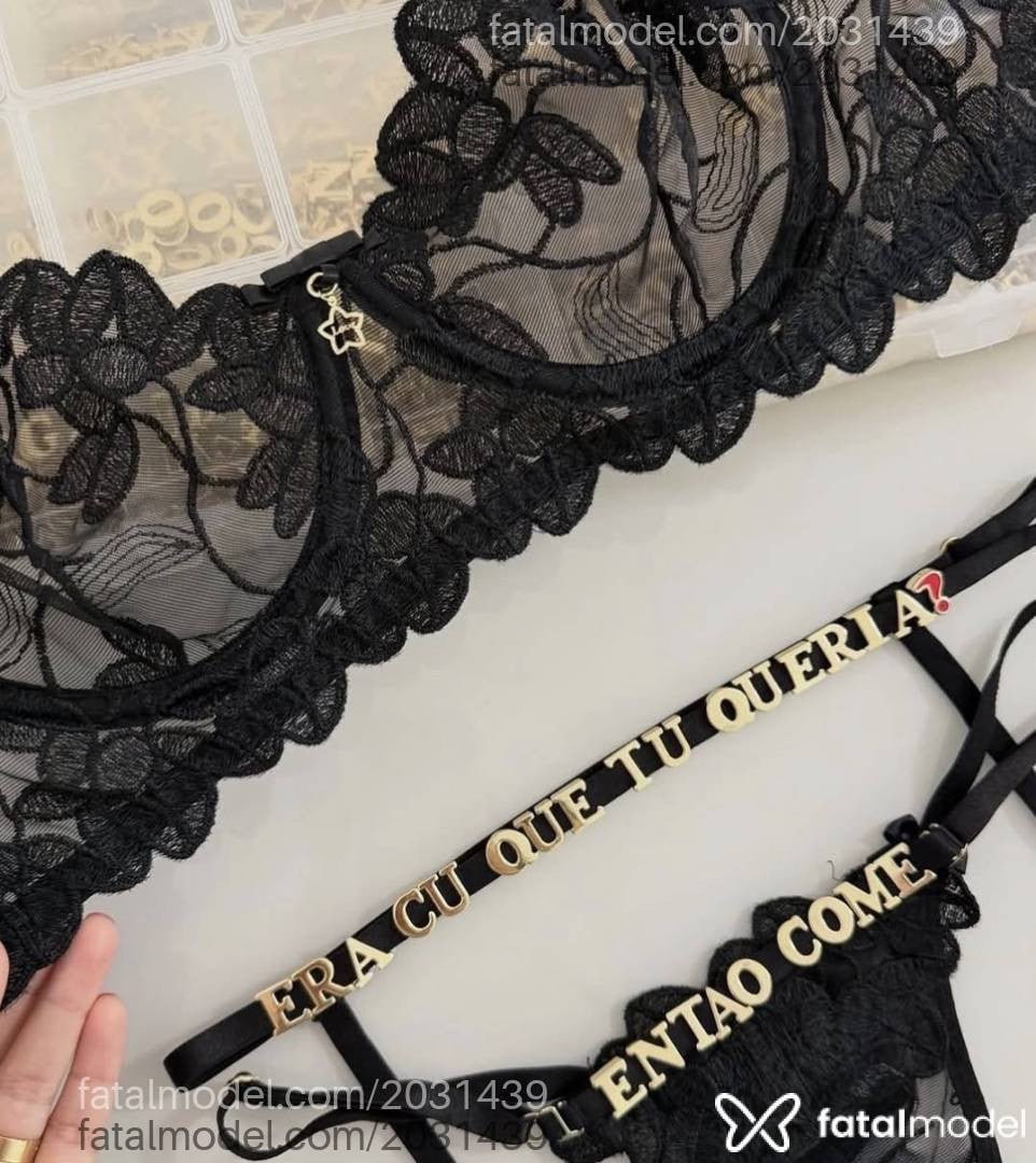Acompanhante mulher trans com cabelo castanho de olhos castanhos - ágata