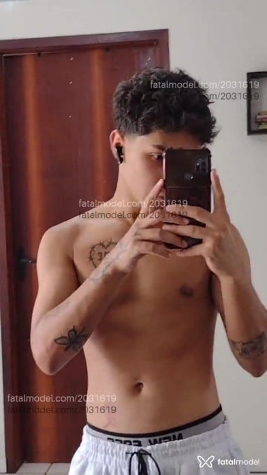 Acompanhante homem com cabelo castanho de olhos castanhos em Virtual - Mike Bueno