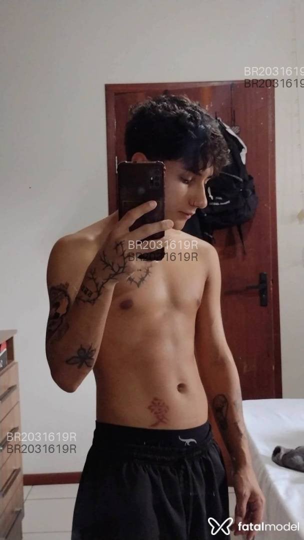 Acompanhante homem com cabelo castanho de olhos castanhos em Virtual - Mike Bueno
