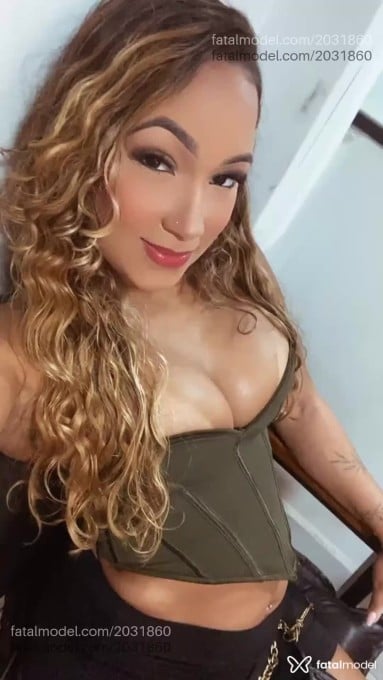 Acompanhante mulher loira (o) de olhos castanhos - Lara Acompanhante mulher loira (o) de olhos castanhos - Lara